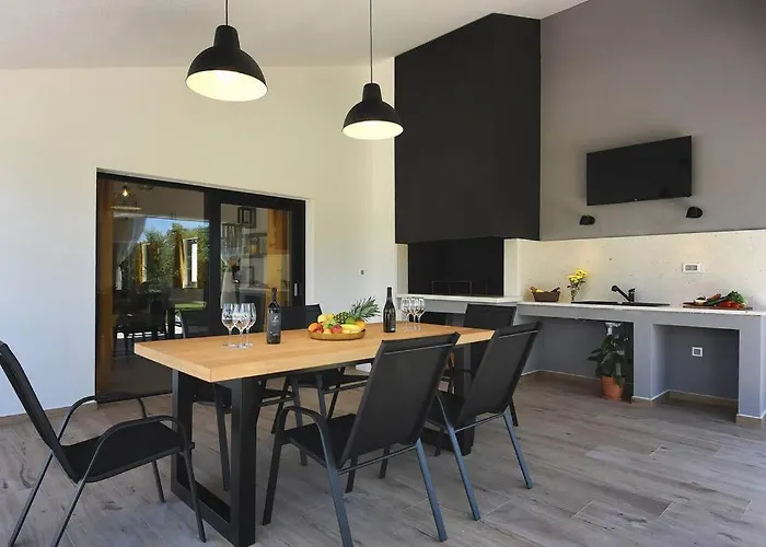 Villa Rr By Istrialux