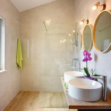 Rr By Istrialux فيلة *